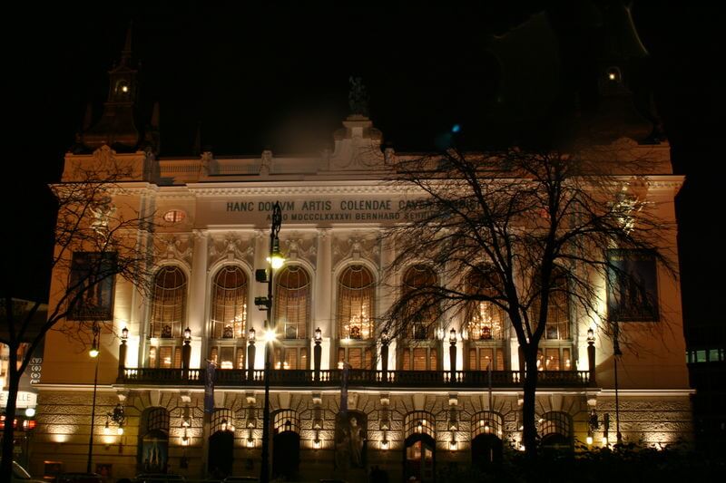 800px-Berlin_-_Theater_des_Westens_bei_Nacht